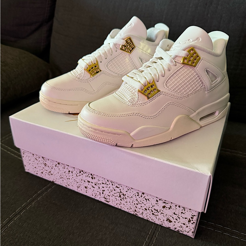 Jordan 4 retro metallic gold and white. Women’s size 6.5 us brand new